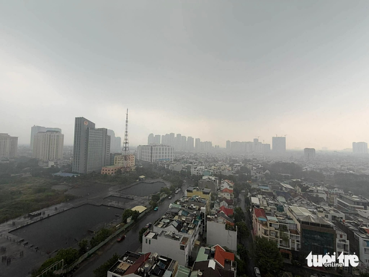 Mưa trái mùa nặng hạt đang trút xuống TP.HCM, có nơi mưa to - Ảnh 4.