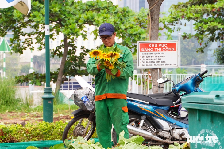 TP.HCM rực rỡ đầu năm: Từ vườn hoa chân cầu Ba Son đến bờ sông Thủ Thiêm - Ảnh 7.