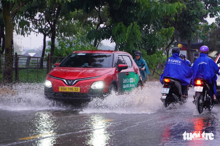 TP.HCM mưa trái mùa trắng trời, thêm triều cường giờ tan tầm - Ảnh 11.