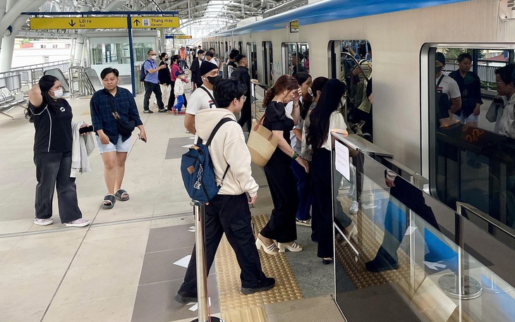 Thương tài xế xe buýt ở TP.HCM bị đột quỵ, cảm phục nữ tiếp viên nhanh trí - Ảnh 2.