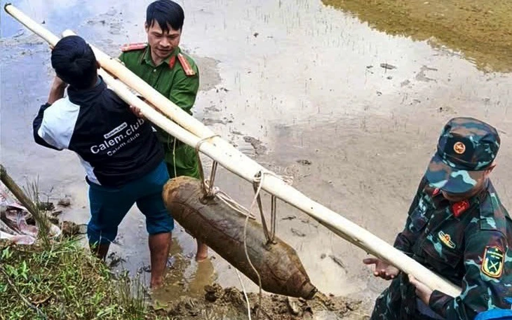 Đang làm lao động thì phát hiện bom chùm ở trường tiểu học - Ảnh 1.