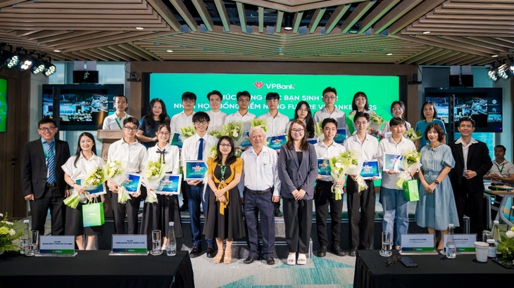 VPBank trao 54 học bổng Future VPBanker 2025 cho sinh viên xuất sắc - Ảnh 2.
