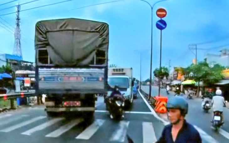 Nồng độ cồn kịch khung, người đàn ông lái xe máy ngược chiều cao tốc gây tai nạn - Ảnh 2.