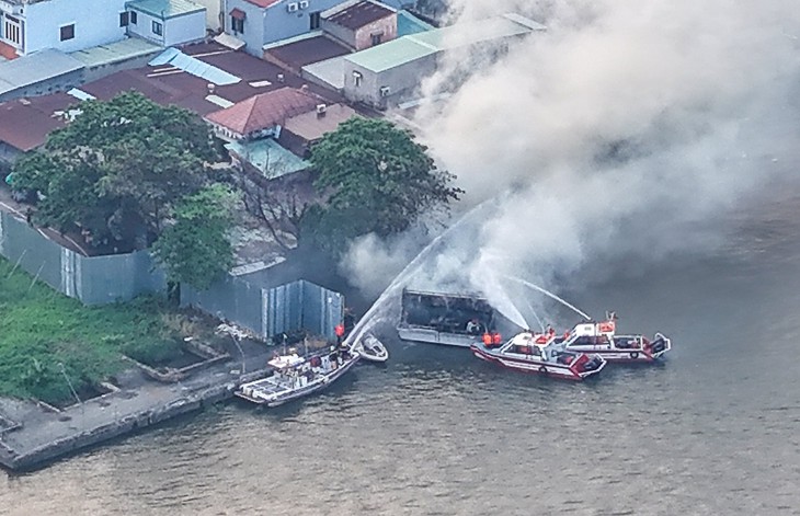 Cháy tàu du lịch trên sông Sài Gòn - Ảnh 9.