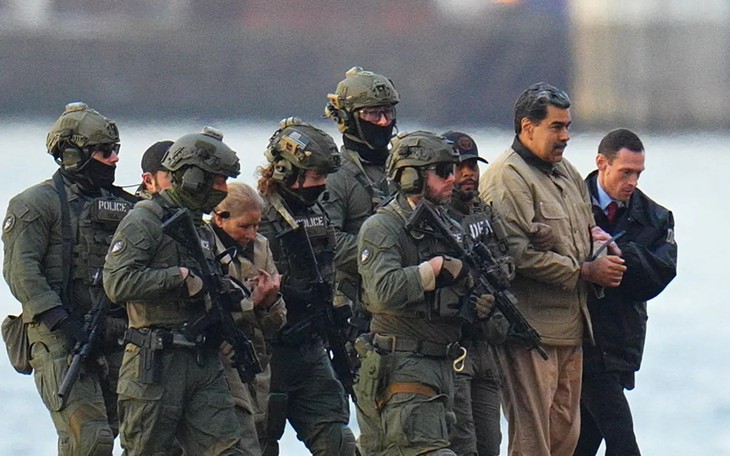 Người dân Cuba đội mưa tiễn biệt 32 binh sĩ tử nạn trong chiến dịch Mỹ bắt giữ ông Maduro - Ảnh 3.