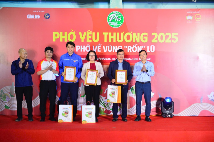 Phở yêu thương nổi lửa giữa vùng rốn lũ Hòa Thịnh - Ảnh 11.