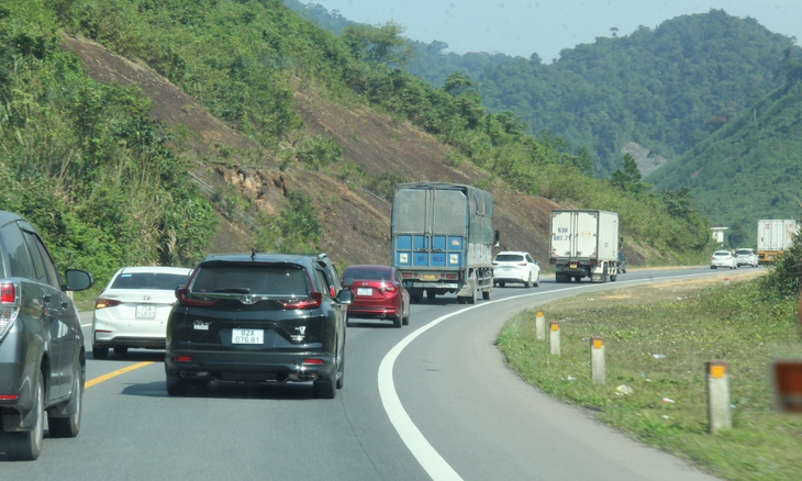 Tiếp tục cấm xe đi ban đêm trên tuyến La Sơn - Hòa Liên qua Tết - Ảnh 1.