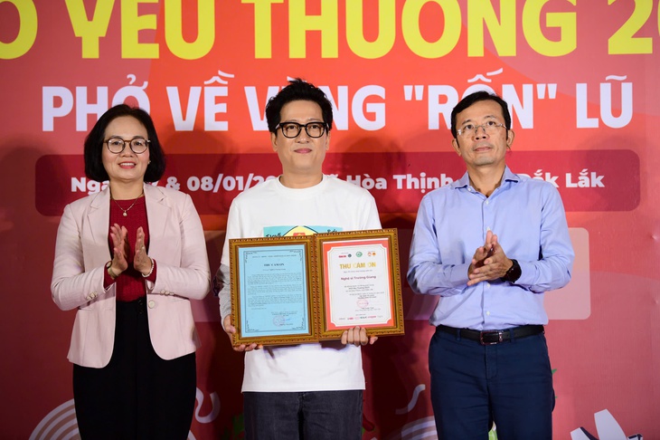 Phở yêu thương nổi lửa giữa vùng rốn lũ Hòa Thịnh - Ảnh 9.