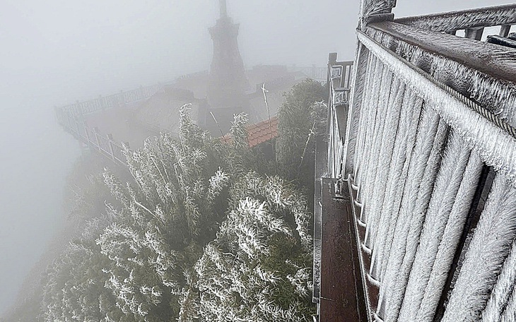 Băng giá phủ trắng đỉnh Fansipan - Ảnh 4.