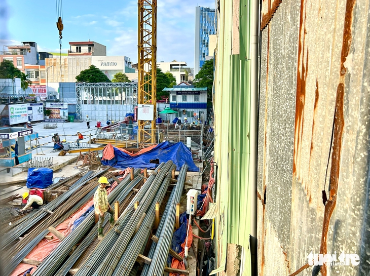 Sống cạnh cao ốc đang thi công, người dân ở trung tâm Đà Nẵng thấp thỏm vì tường nhà nứt - Ảnh 5.