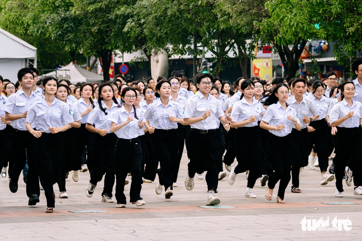 2.000 sinh viên TP.HCM đồng diễn 'Khát vọng vươn mình' - Ảnh 4.