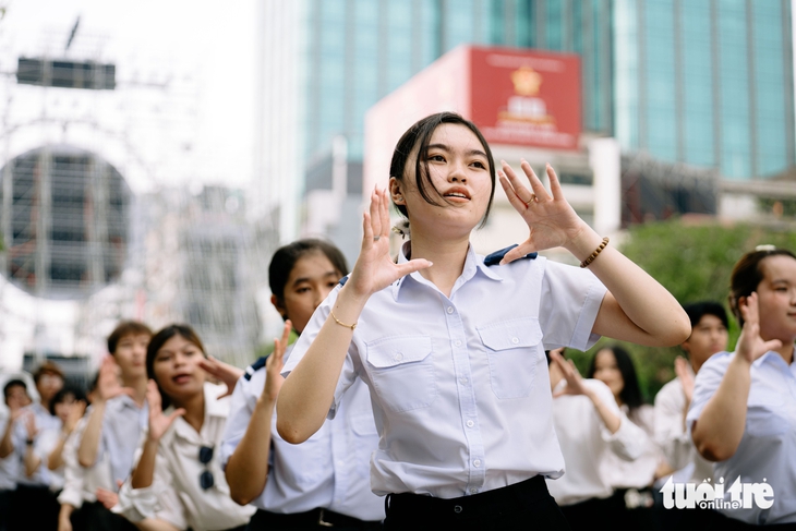 2.000 sinh viên TP.HCM đồng diễn 'Khát vọng vươn mình' - Ảnh 6.