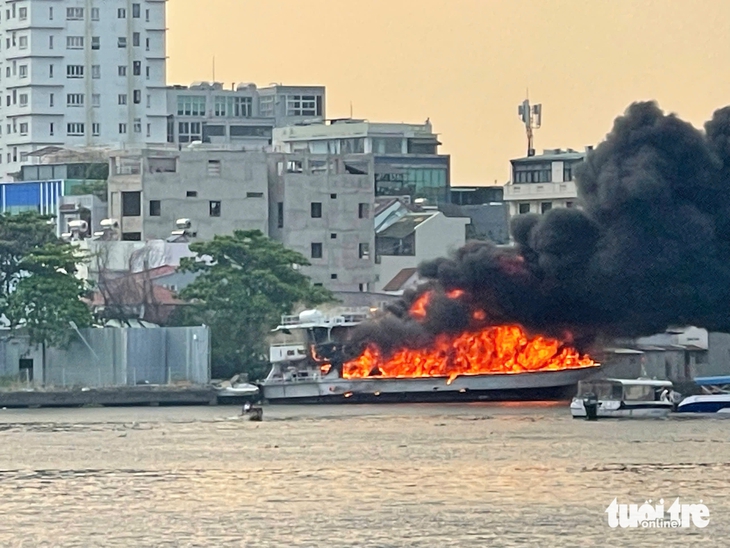 cháy tàu du lịch - Ảnh 1.