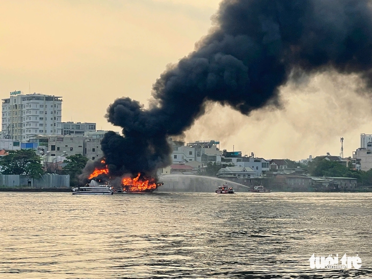 cháy tàu du lịch - Ảnh 3.