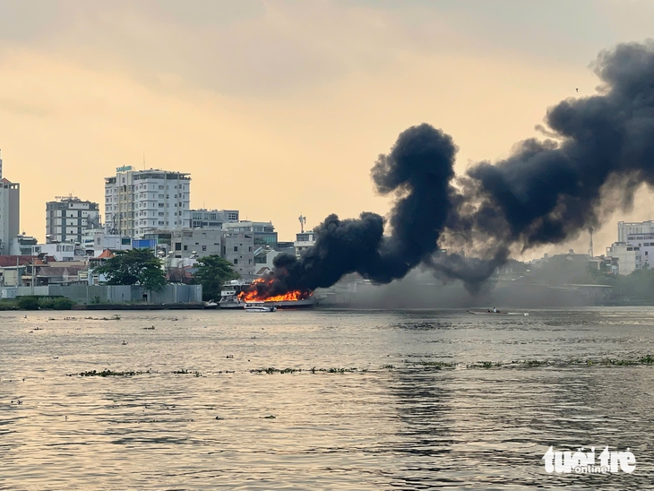 cháy tàu du lịch - Ảnh 4.