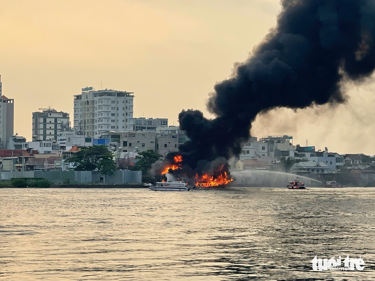 cháy tàu du lịch - Ảnh 6.