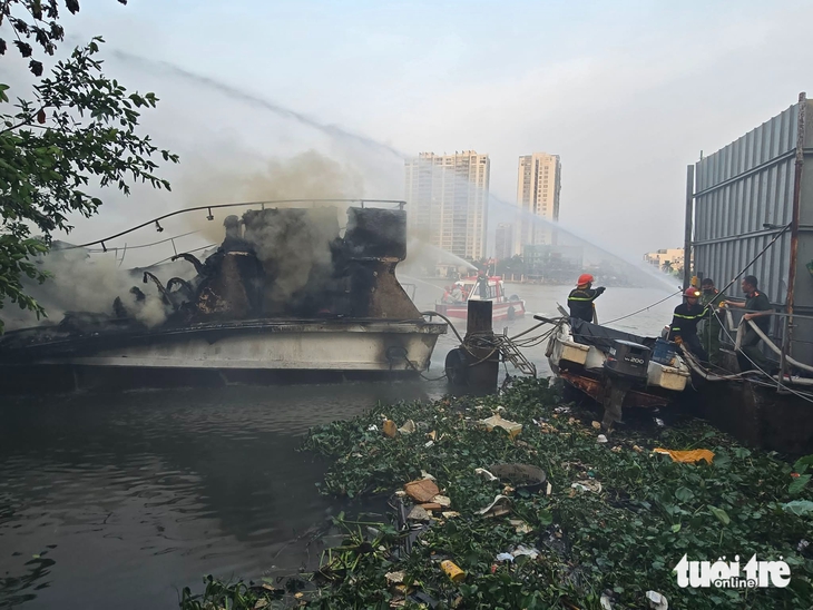 cháy tàu du lịch - Ảnh 8.
