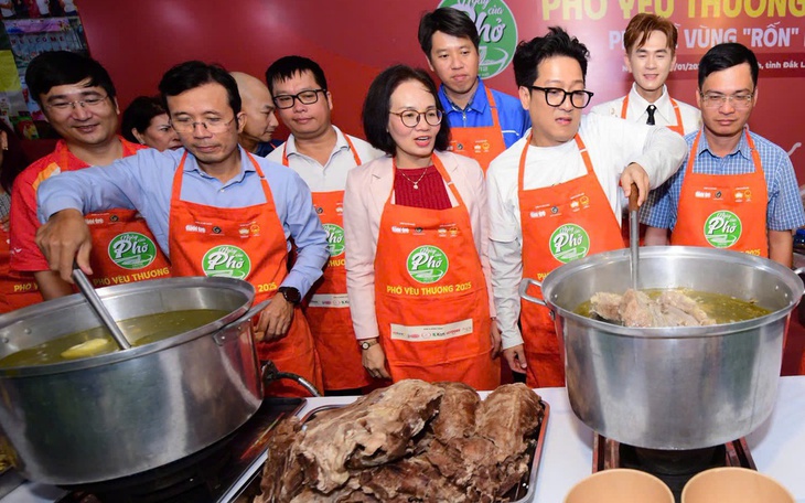 Học sinh Hòa Thịnh lần đầu thử phở gà, nhớ lắm tô phở nóng trong những ngày bão lũ - Ảnh 12.