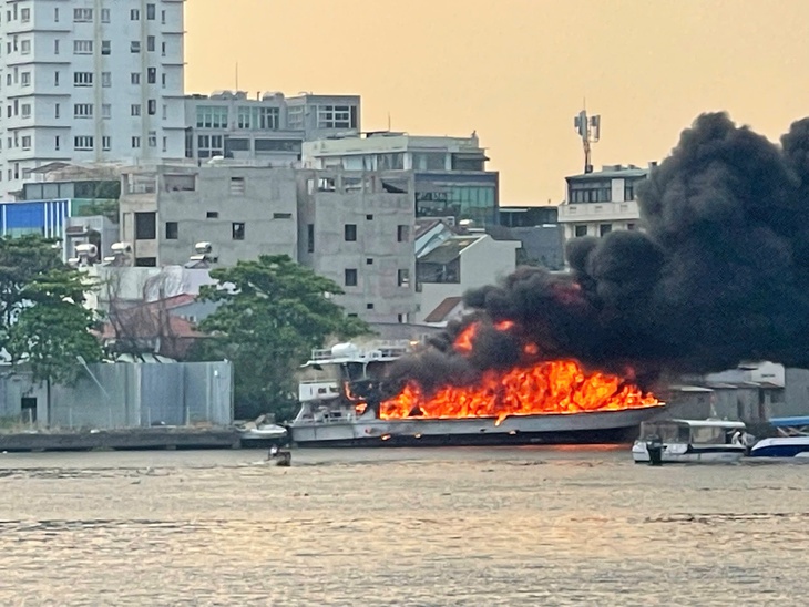 cháy tàu du lịch - Ảnh 1.