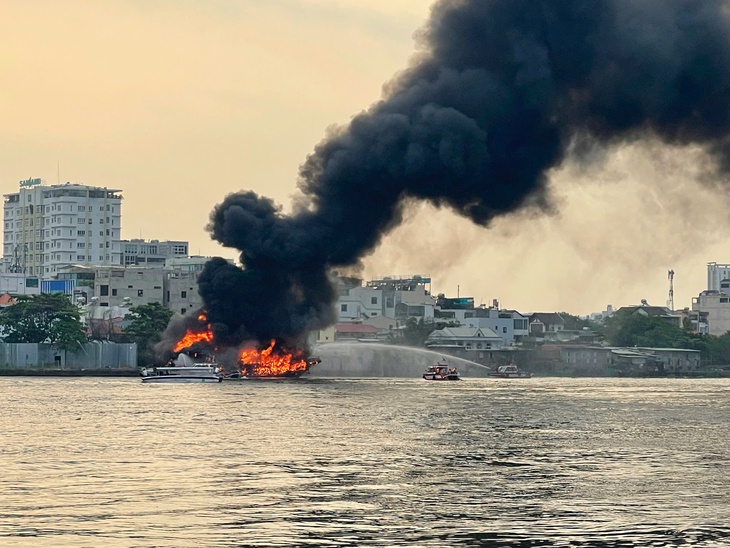 cháy tàu du lịch - Ảnh 3.