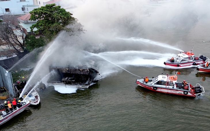 Tàu King Yacht bị cháy rụi trên sông Sài Gòn có sức chở 120 người - Ảnh 2.
