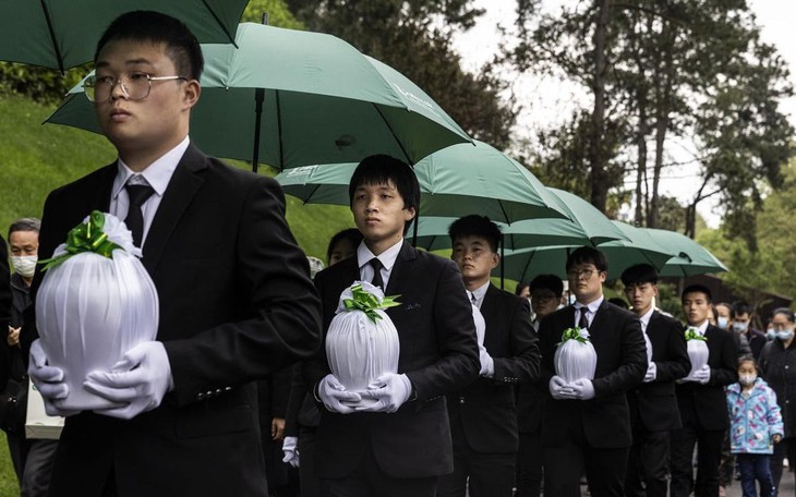 Ông chú ngẫu hứng 'bay' cùng nhóm bạn trẻ gây bão - Ảnh 5.