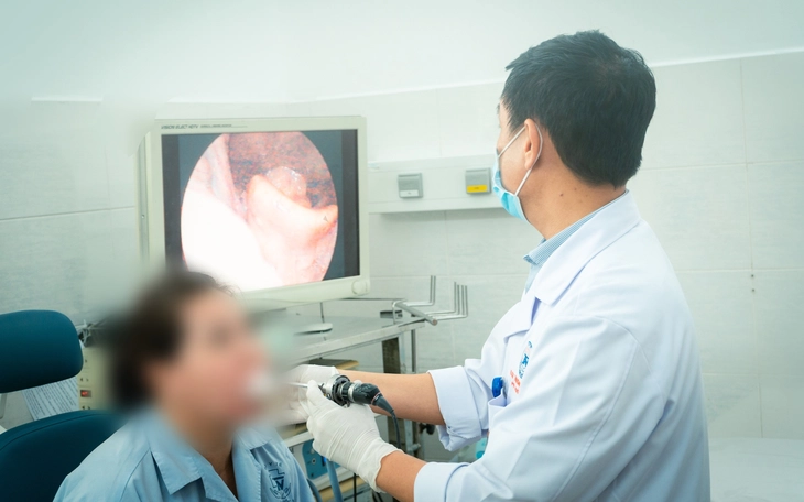 Xương cá ăn sâu vào cơ cằm bà cụ 77 tuổi, phải chụp CT mới phát hiện - Ảnh 2.