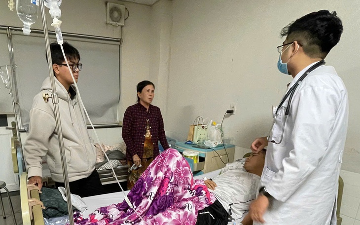 125 người ở TP.HCM nhập viện sau khi ăn bánh mì, chủ cơ sở bị phạt hành chính - Ảnh 2.