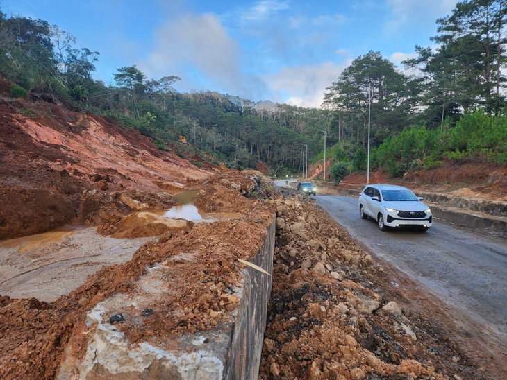 Quốc lộ 24 quá tải: Đề xuất hơn 2.350 tỉ đồng để ‘mở lối’ lên phía tây Quảng Ngãi - Ảnh 4.