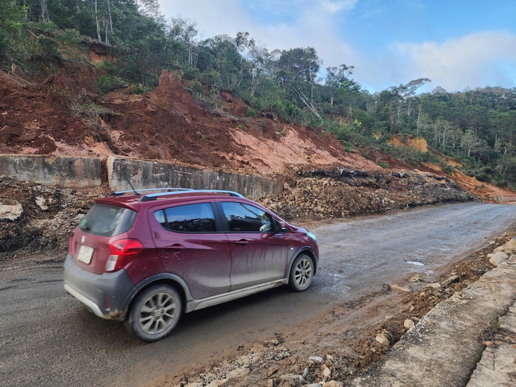 Quốc lộ 24 quá tải: Đề xuất hơn 2.350 tỉ đồng để ‘mở lối’ lên phía tây Quảng Ngãi - Ảnh 3.