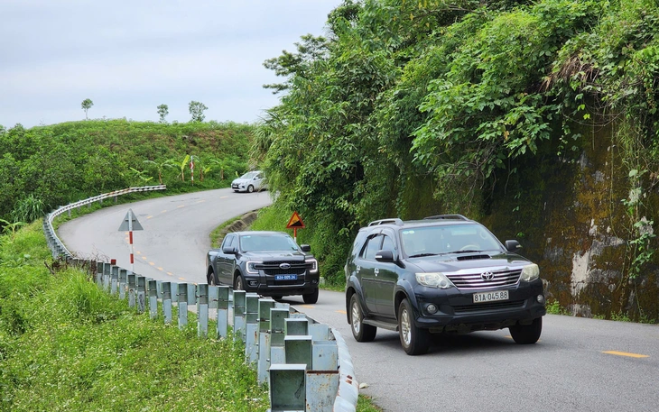 Xe tải lao xuống vực sâu 200m trên quốc lộ 24, 1 người chết, 2 người bị thương - Ảnh 6.