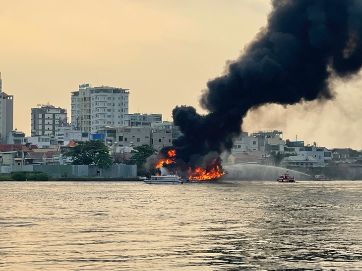cháy tàu du lịch - Ảnh 6.