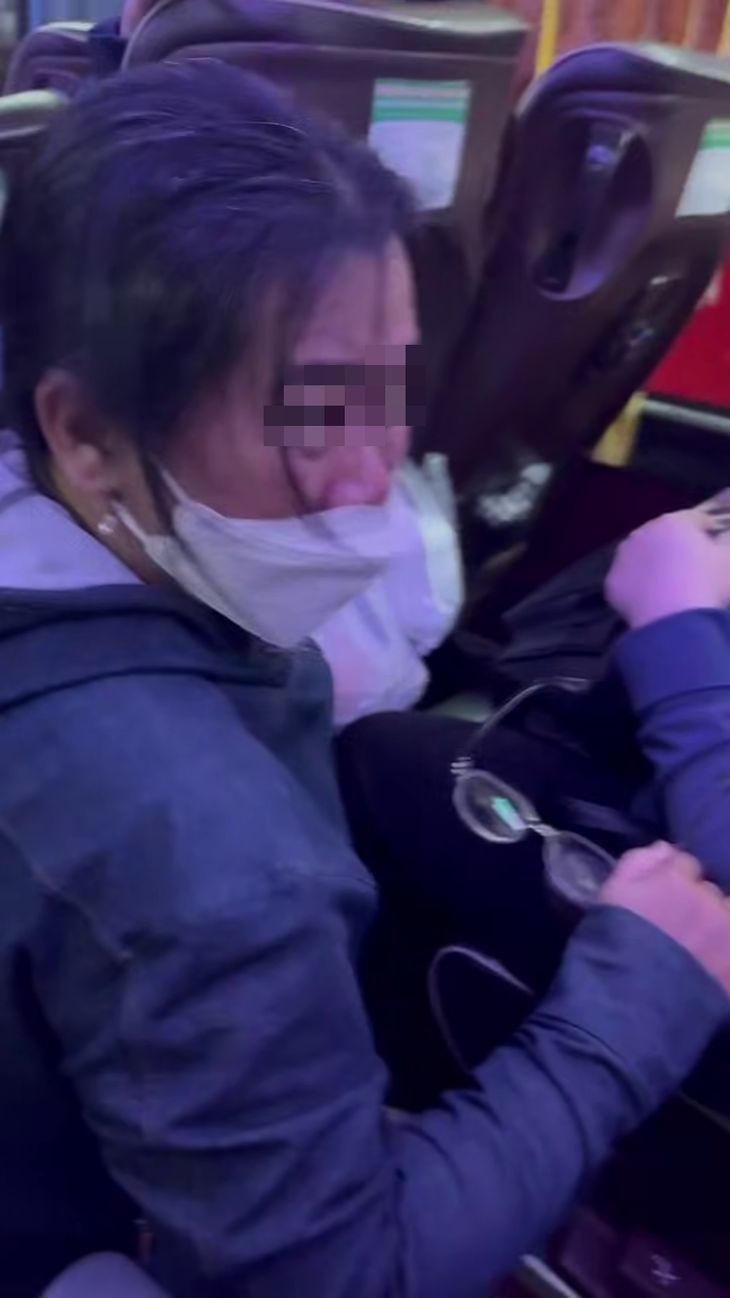 Sau va chạm, tài xế xe khách lạng lách rượt đuổi xe tải, hành khách hú vía - Ảnh 2.