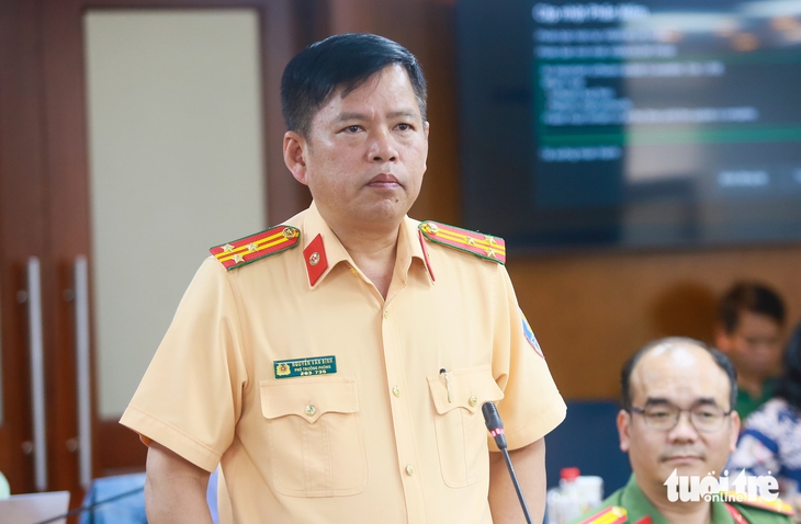 Chạy vào làn đường riêng cho xe đạp đường Mai Chí Thọ, hơn 100 xe máy bị phạt - Ảnh 1.