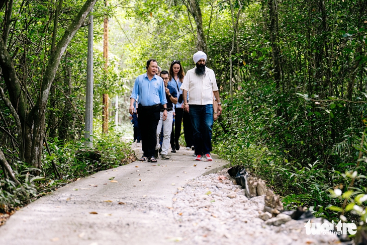 Bộ trưởng Phát triển quốc tế Canada thăm rừng ngập mặn Cần Giờ - Ảnh 8.