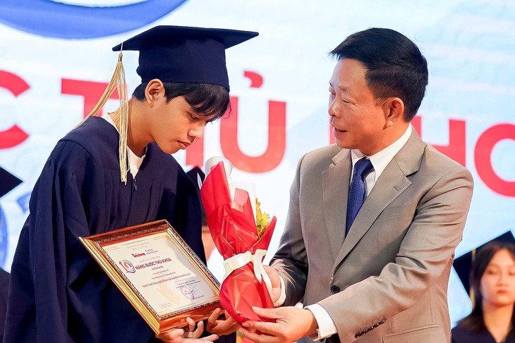 120 học bổng 'Nâng bước thủ khoa' tiếp sức sinh viên vượt khó tới giảng đường - Ảnh 2.