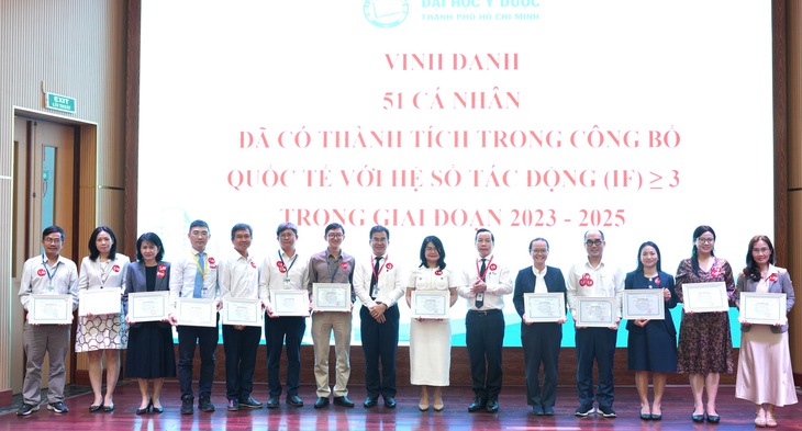 Đại học Y Dược TP.HCM vinh danh các nhà khoa học đưa nghiên cứu y học Việt Nam ra thế giới - Ảnh 3.