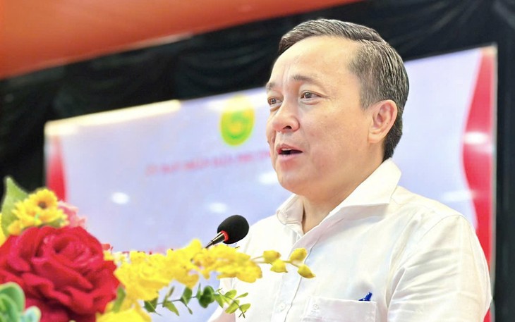 Kịp thời phát hiện xả rác bừa bãi, hai người ở Bình Tân được khen thưởng đột xuất - Ảnh 2.