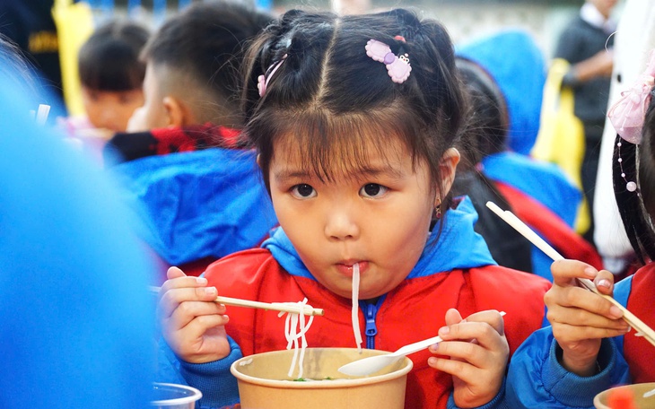 Người dân Hòa Thịnh thích thú khi được nghệ sĩ Trường Giang bưng phở tận bàn - Ảnh 2.