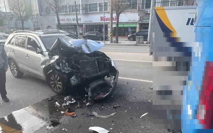 Ô tô con bẹp dúm sau vụ tại nạn, 4 người bị thương nhập viện cấp cứu - Ảnh 4.