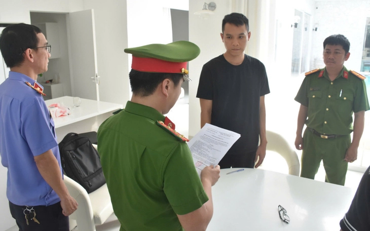 Công an TP.HCM tìm bị hại của đường dây lừa đảo qua sàn tiền ảo 'Bioption' - Ảnh 2.