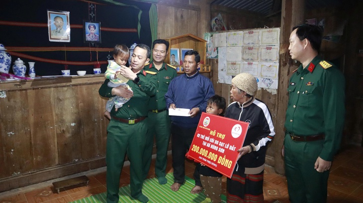 Bộ đội góp 350 triệu đồng giúp gia đình nạn nhân vụ sạt lở đất vùi 3 người ở xã vùng cao Đà Nẵng - Ảnh 2.