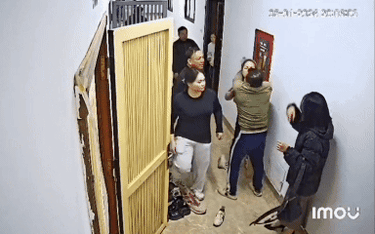 Triệu tập người phụ nữ túm tóc, đánh hàng xóm tại hành lang chung cư - Ảnh 2.