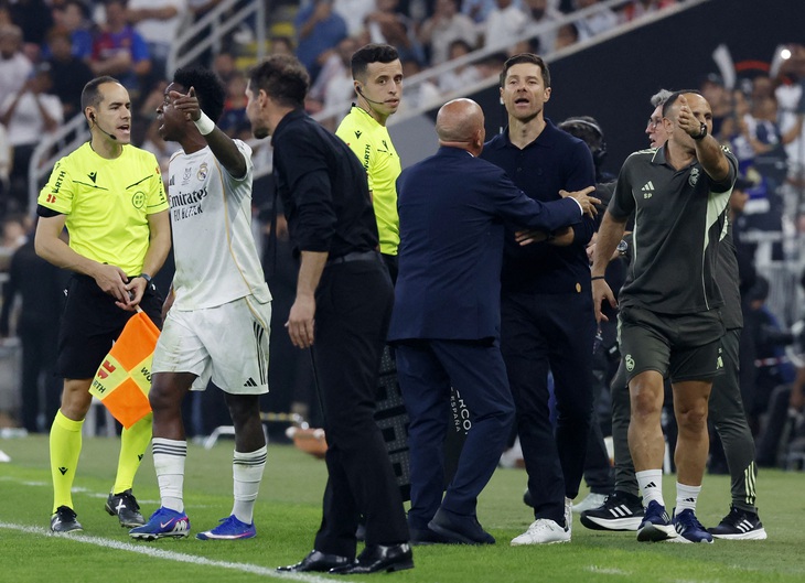 Hình ảnh xấu xí của HLV Simeone và màn đáp trả đến từ Xabi Alonso - Ảnh 3.