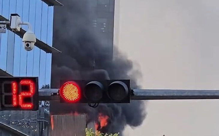 Cháy lớn 3 căn nhà trong hẻm đường Nguyễn Duy Trinh - Ảnh 3.