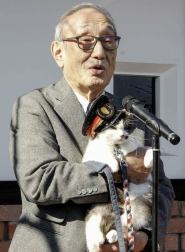 Một chú mèo vừa được bổ nhiệm làm... trưởng ga tàu - Ảnh 2.