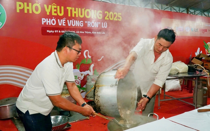 Ca sĩ Minh Hoàng bưng phở, hát tặng bà con vùng 'rốn lũ' Hòa Thịnh cùng Phở yêu thương - Ảnh 7.