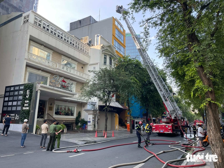 Cháy ở sân thượng tòa nhà trên đường Lê Thánh Tôn - Ảnh 5.