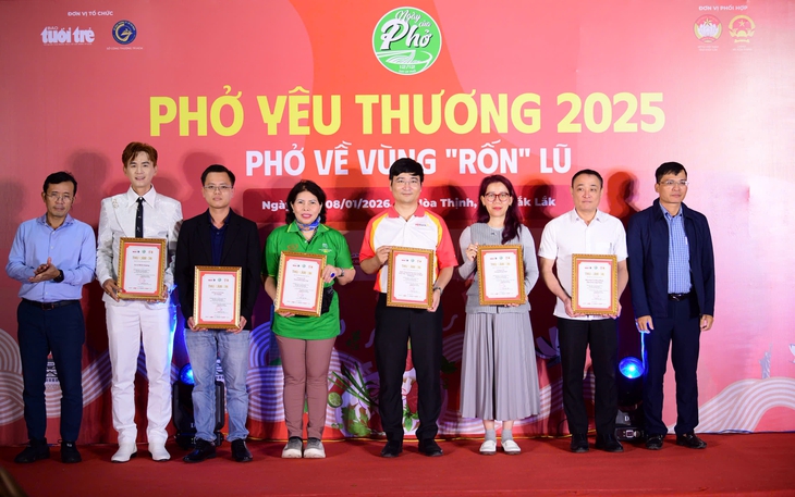 Ca sĩ Minh Hoàng bưng phở, hát tặng bà con Hòa Thịnh cùng Phở yêu thương - Ảnh 4.