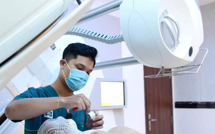 Bệnh viện K vận hành máy xạ trị hiện đại, rút ngắn thời gian điều trị còn 2 - 3 phút - Ảnh 3.